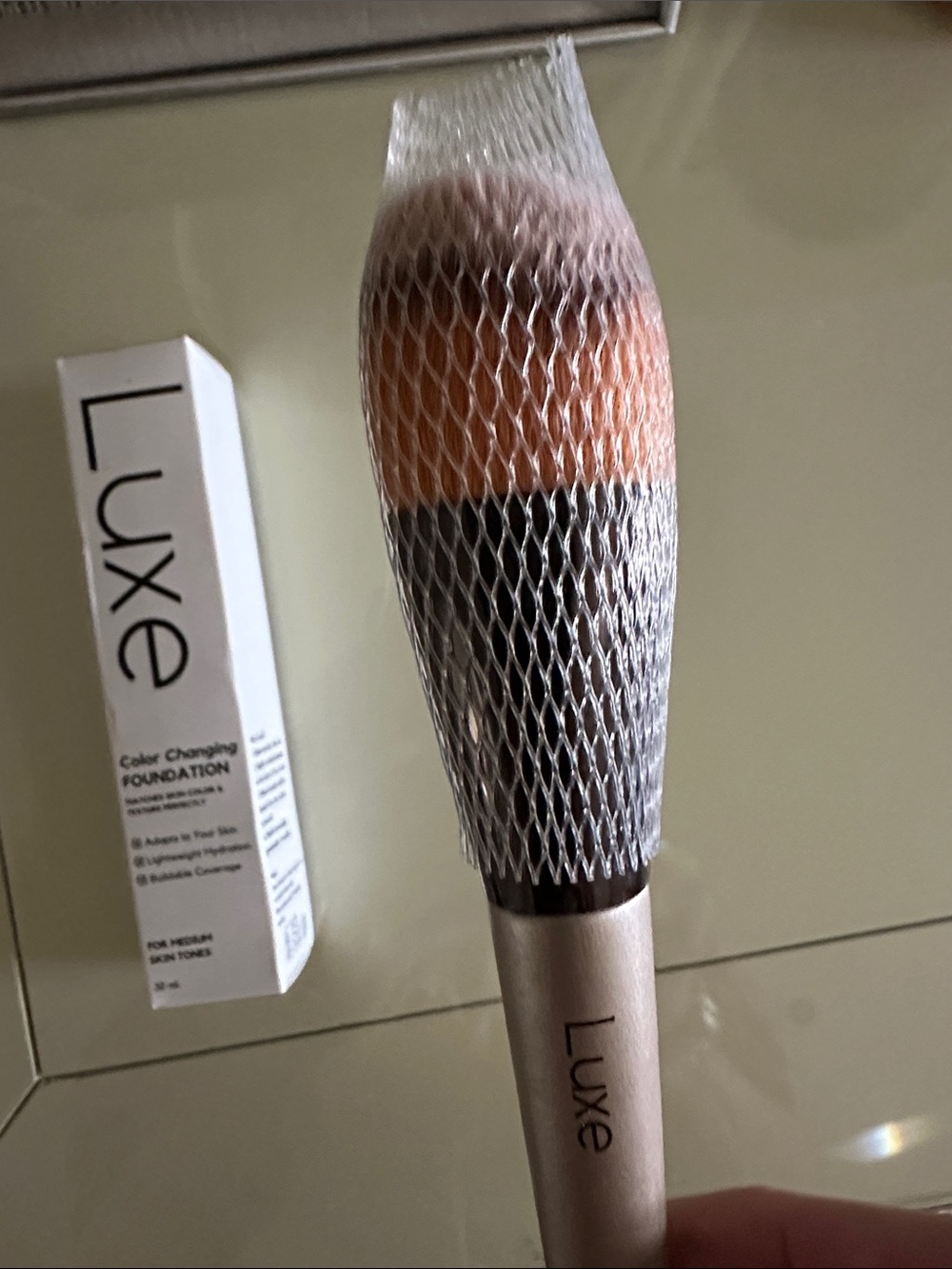 NWT Luxe Color-Adaptive Foundation & Application Brush - MEDIUM Tone - Picture 7 of 8